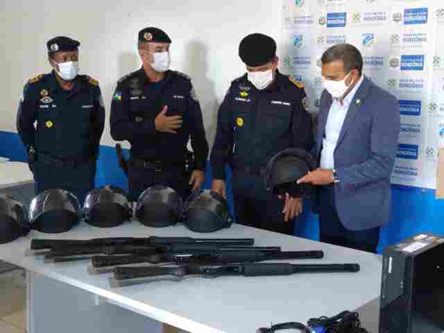 Deputado Alex Silva entrega armamentos, equipamentos de proteção e aparelhos de informática à PM