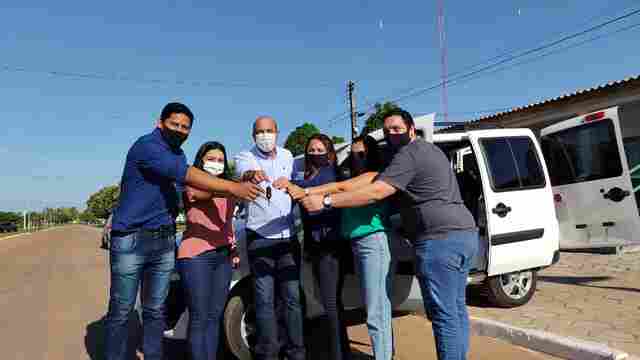 Ismael Crispin entrega veículo para ajudar estudantes universitários de Pimenteiras do Oeste
