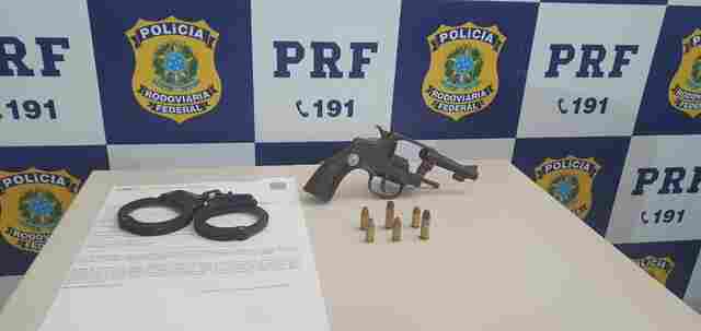 Foragido é preso com arma de fogo na BR-364