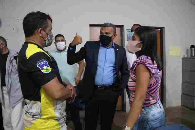 Deputado Alex Silva entrega materiais esportivos para o projeto “formando campeões de karatê”, no Cristal da Calama