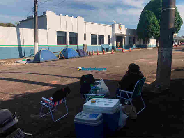 Esposas de militares acampam em frente a quartéis e prometem impedir saída de viaturas