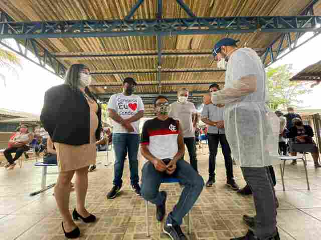 Com apoio do Estado, Candeias vacina 2.674 pessoas no domingo