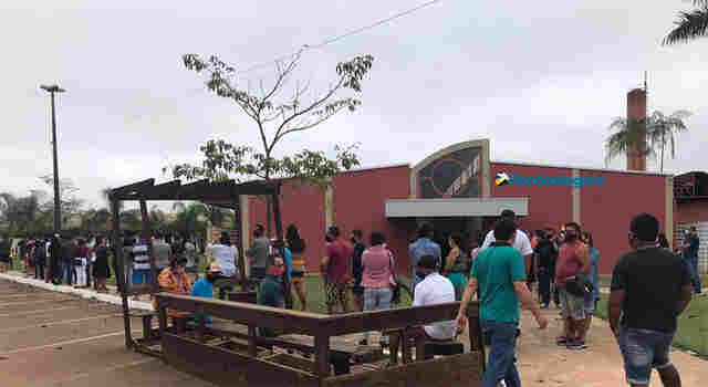 Grande fila na vacinação para pessoas acima de 45 anos na capital