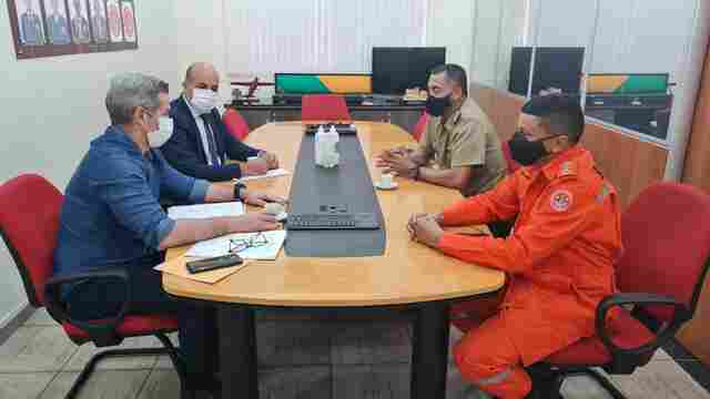 Ismael Crispin e prefeito de Alta Floresta discutem com comandante do Corpo de Bombeiros implantação de um grupamento no município