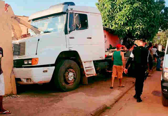 Idoso é atropelado por caminhão conduzido por menor e fica em estado grave