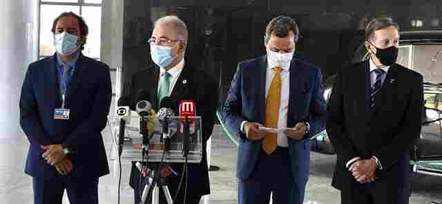 Bancários e trabalhadores dos Correios são incluídos na vacinação contra a Covid-19