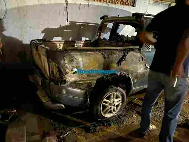 Strada é destruída por incêndio em garagem de residência