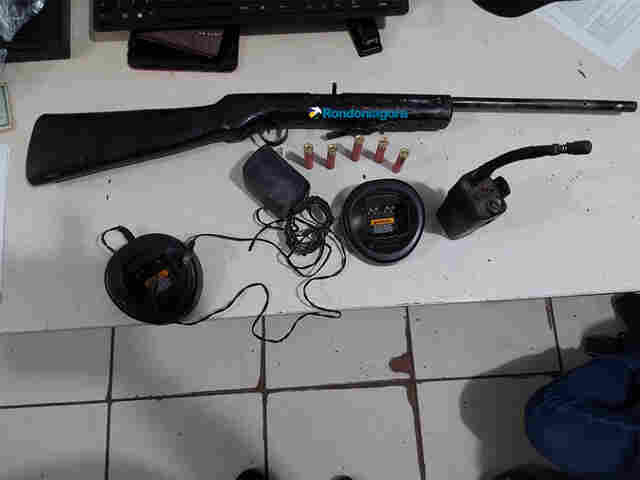 Polícia Civil apreende arma, munições e rádio comunicador durante mandado de busca
