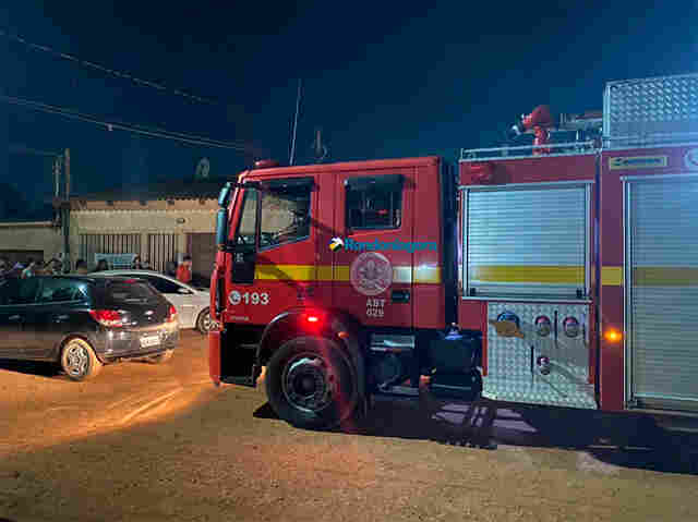 Bombeiros são acionados após incêndio em residência no Bairro Três Marias