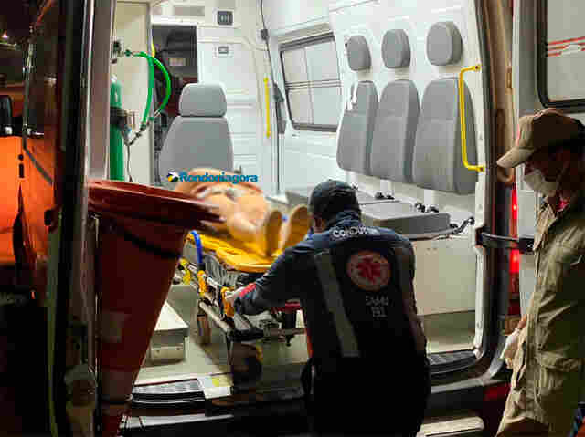 Casal fica gravemente ferido em acidente; motorista de carro foge