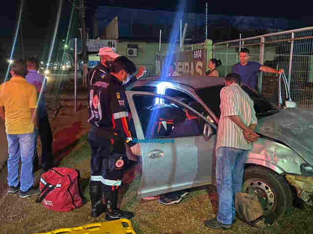 Jovem sem habilitação cruza preferencial e colide carro em ônibus
