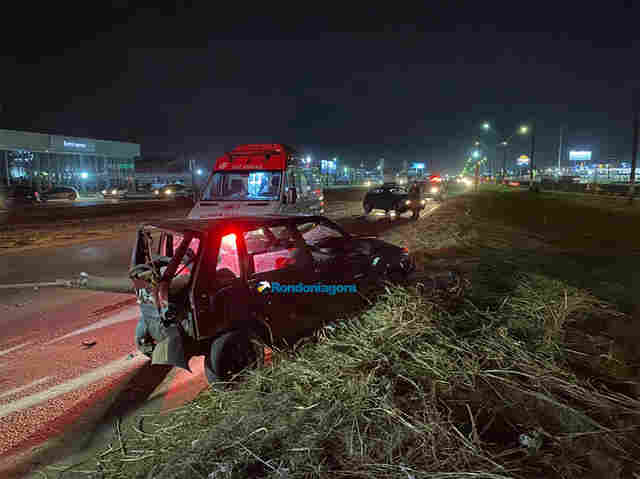 Poste é derrubado e casal socorrido após grave acidente na BR-364