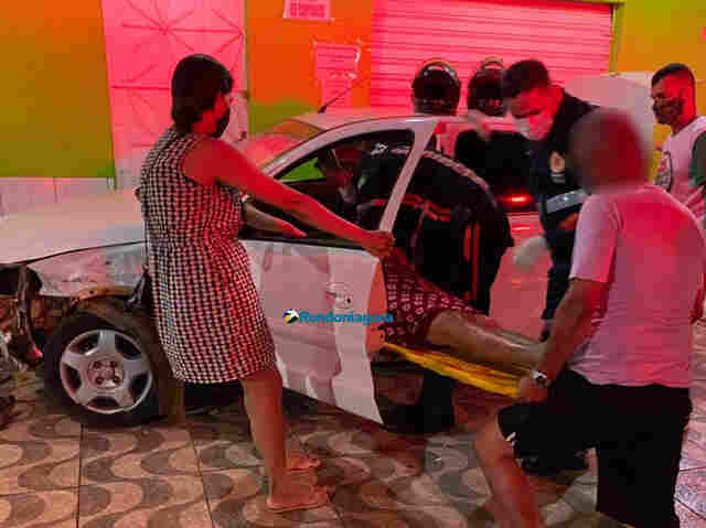 Mulheres são socorridas em estado grave após colisão frontal de carros na zona sul