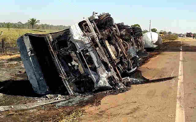Vídeo mostra local do grave acidente caminhão-tanque e ônibus