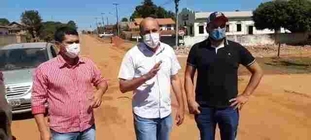 Ismael Crispin verifica avenidas que receberão pavimentação asfáltica em Mirante da Serra