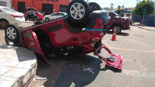 Porto Velho: acidente com capotamento no cruzamento da Avenida Campos Sales com Duque de Caxias