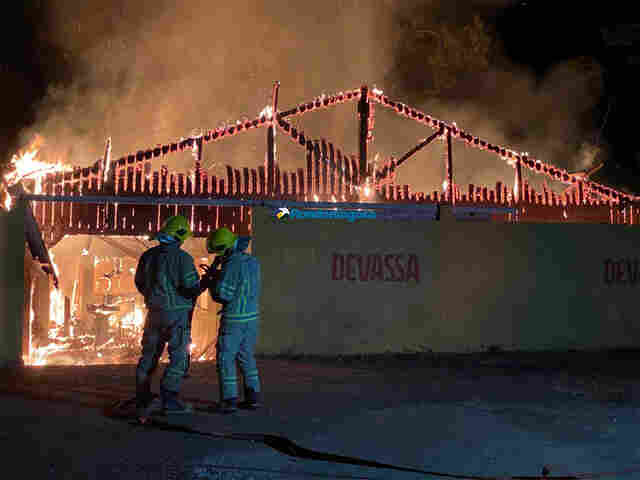Vídeo: Casa é completamente destruída por incêndio em balneário na capital