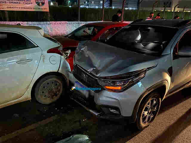 Motorista bêbada causa acidente envolvendo quatro veículos