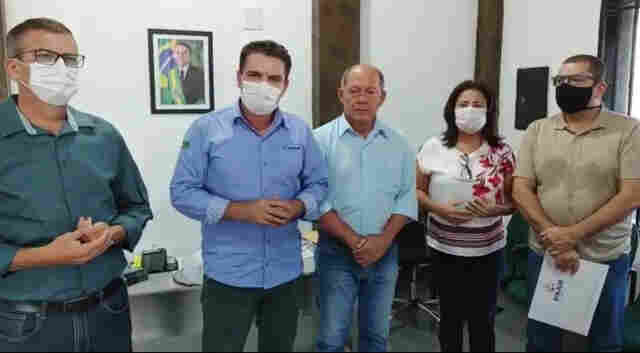 Deputado Coronel Chrisóstomo recebe documento para ser entregue ao presidente Bolsonaro pela Comissão da Transposição