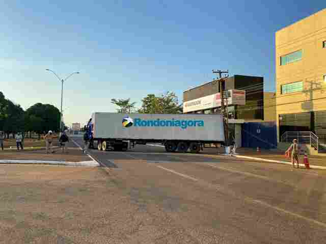 Motorista de carreta destrói postes em trecho urbano da BR-319, em Porto Velho