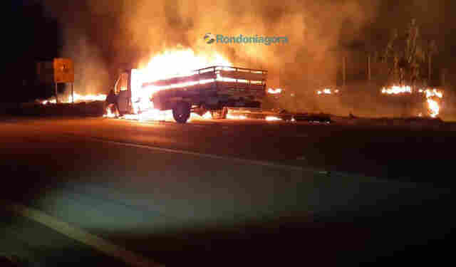 Incêndio destrói caminhão na BR-364