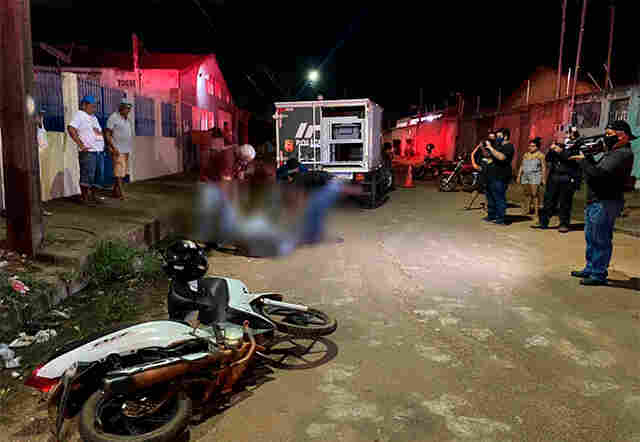 Após se envolver em acidente, motociclista foge e morre atropelado por carro