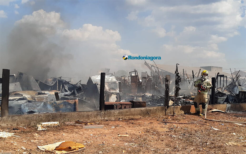 Vídeo: Bombeiros controlam incêndio na zona leste da capital; parte de empresa foi destruída