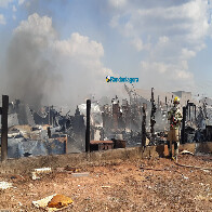 Vídeo: Bombeiros controlam incêndio na zona leste da capital; parte de empresa foi destruída