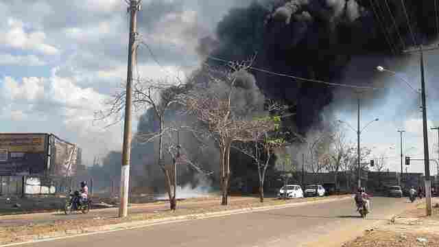Vídeo:  incêndio atinge terreno e destrói empresa na Zona Leste de Porto Velho