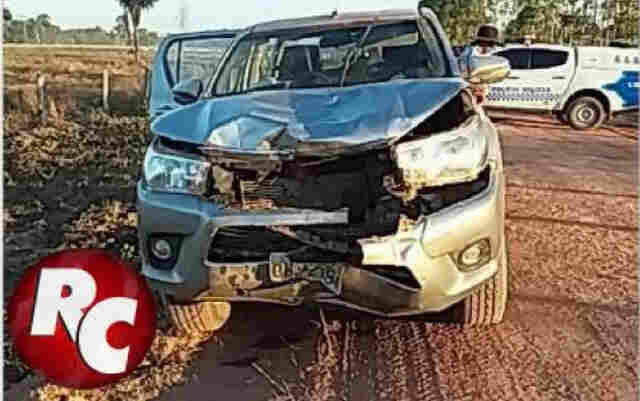 Colisão frontal entre moto e caminhonete deixa um morto