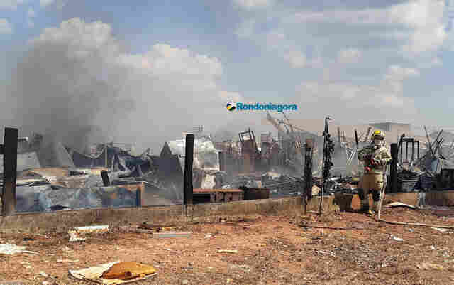 Vídeo: Bombeiros controlam incêndio na zona leste da capital; parte de empresa foi destruída