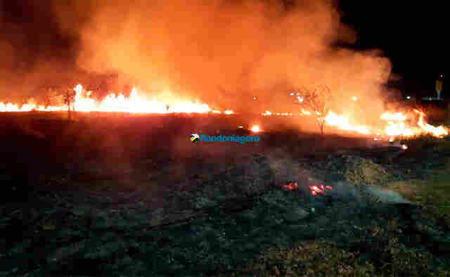 Vídeo: incêndio de grandes proporções atinge área próxima ao Cemetron