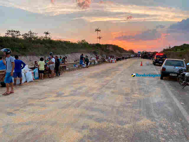 Parte de carreta se desprende e tomba na BR-319 em Porto Velho; carga é saqueada