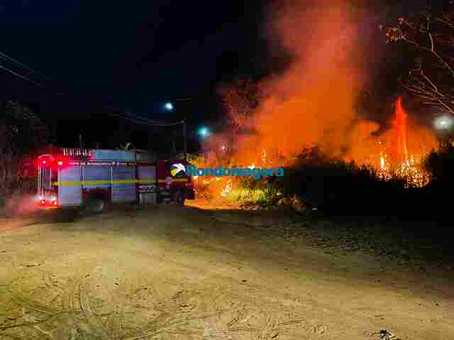 Bombeiros apagam incêndio em matagal no Bairro Triângulo