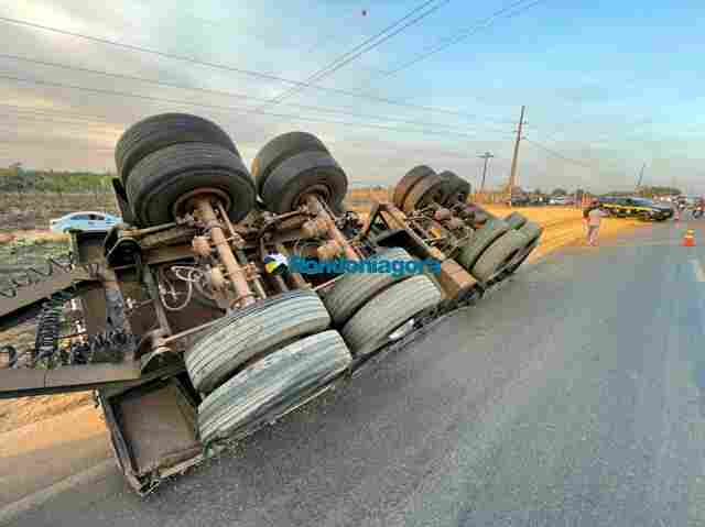 Carreta carregada com milho tomba proximo à entrada do Ulisses Guimarães