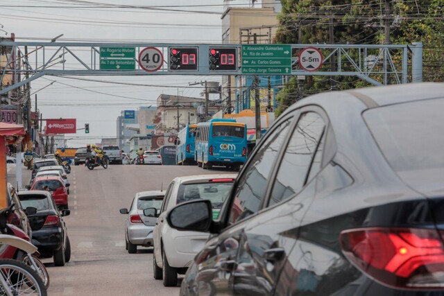 Prefeitura anuncia implantação de semáforos modernos e lombadas eletrônicas na capital