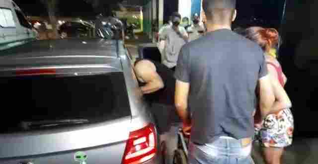 Homem é socorrido por populares após ser baleado em casa