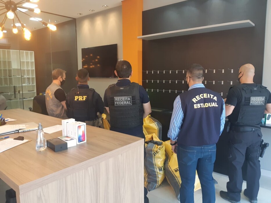 Operação da PRF, Receita e Sefin apreende grande quantidade de produtos da Apple em Porto Velho