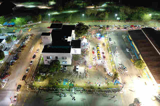 Vídeo: Imagens aéreas mostram dimensão do drive-thru da vacinação em Porto Velho, que vacinou 2.300 pessoas