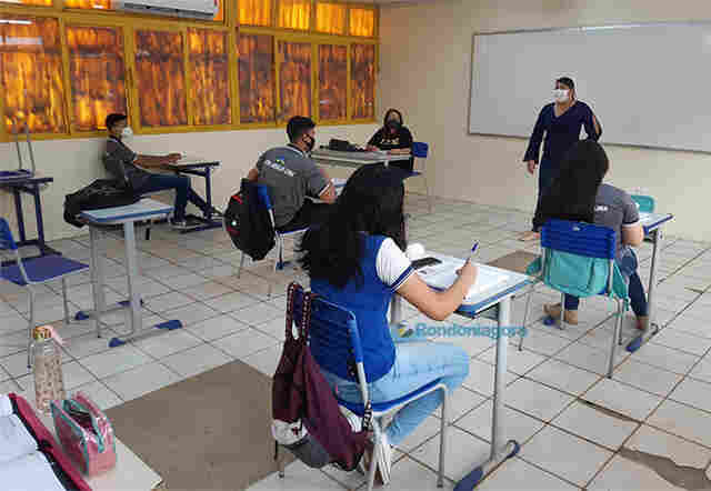 Vídeo e fotos: Escolas públicas retomam aulas presenciais em Rondônia com capacidade reduzida e cuidados sanitários