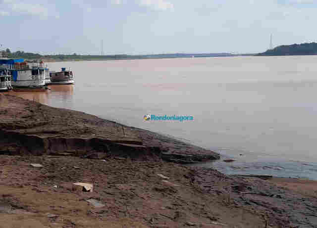 Com nível bem baixo, Capitania proíbe navegação noturna de comboios no rio Madeira