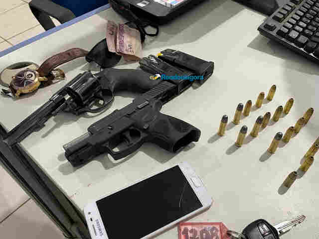 Bandidos roubam moto e arma, mas acabam presos após perseguição