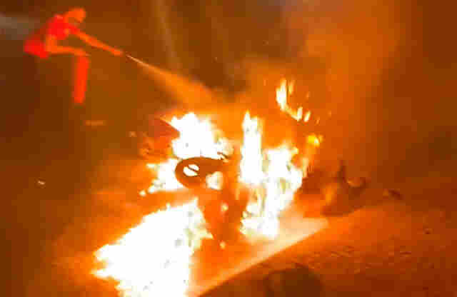 Vídeo: motocicletas pegam fogo após colisão