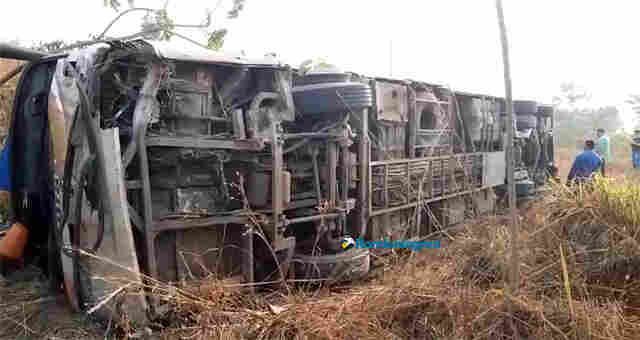 Vídeo: Pneu do ônibus da Trans Brasil estourou, diz motorista sobre capotamento
