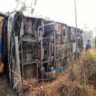 Vídeo: Pneu do ônibus da Trans Brasil estourou, diz motorista sobre capotamento