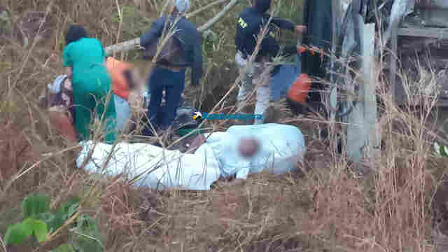 Vídeo mostra ônibus que capotou na BR-364 e socorro a feridos