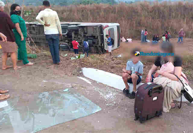 Ônibus capota na BR-364 e deixa vários feridos
