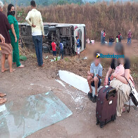 Ônibus capota na BR-364 e deixa vários feridos