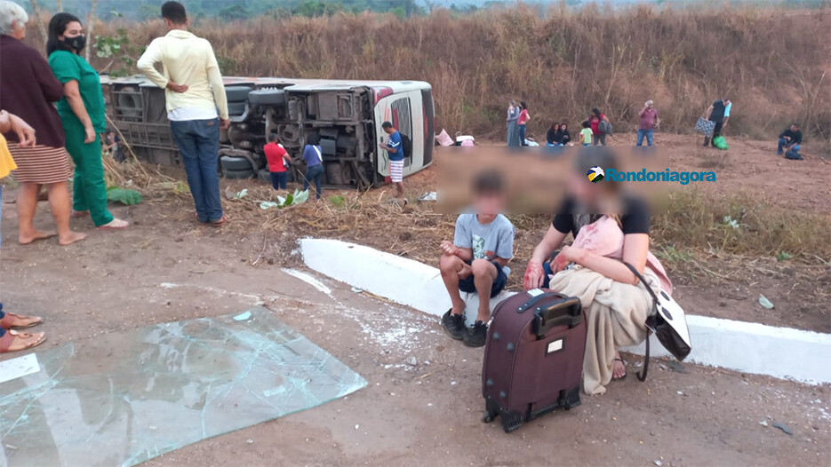 Ônibus capota na BR-364 e deixa vários feridos
