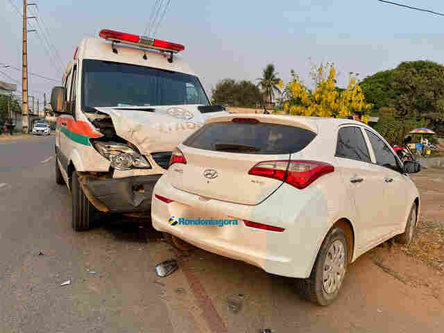 Motorista invade preferencial e causa acidente com ambulância